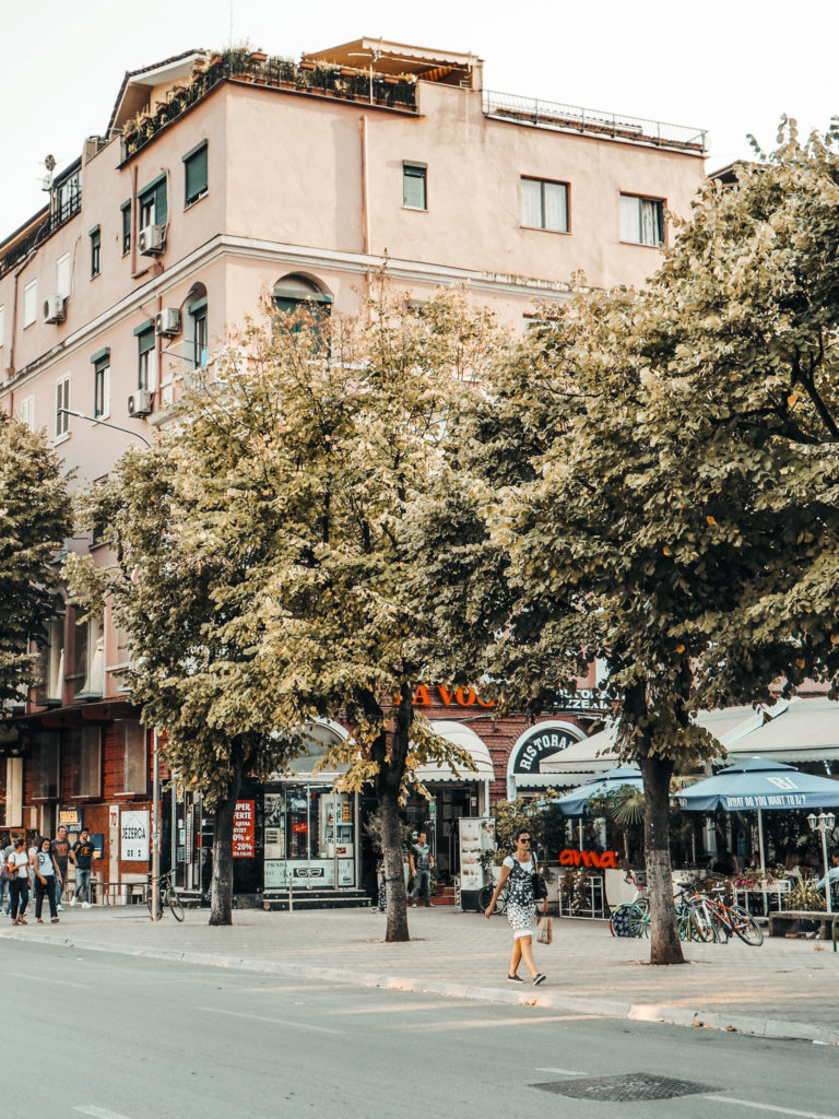 Albanien Roadtrip: Straße in Tirana