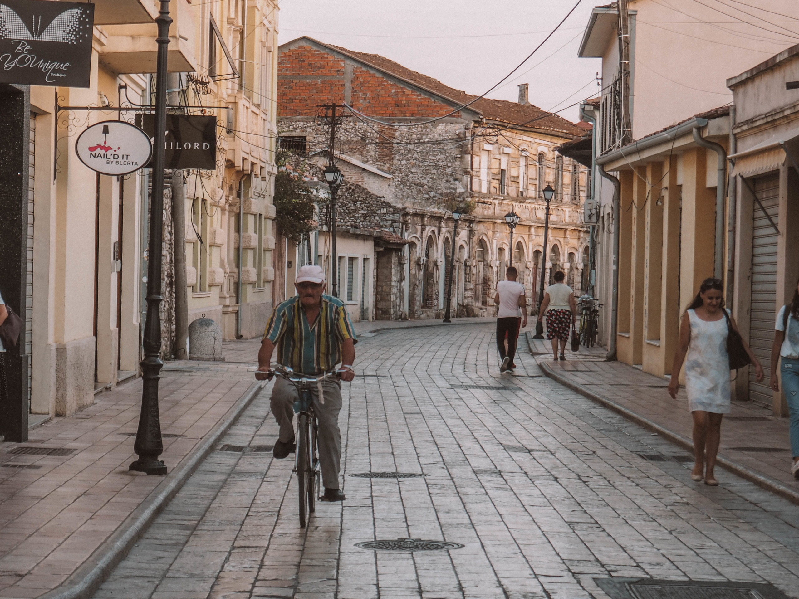 Mann auf Fahrrad in Albanien