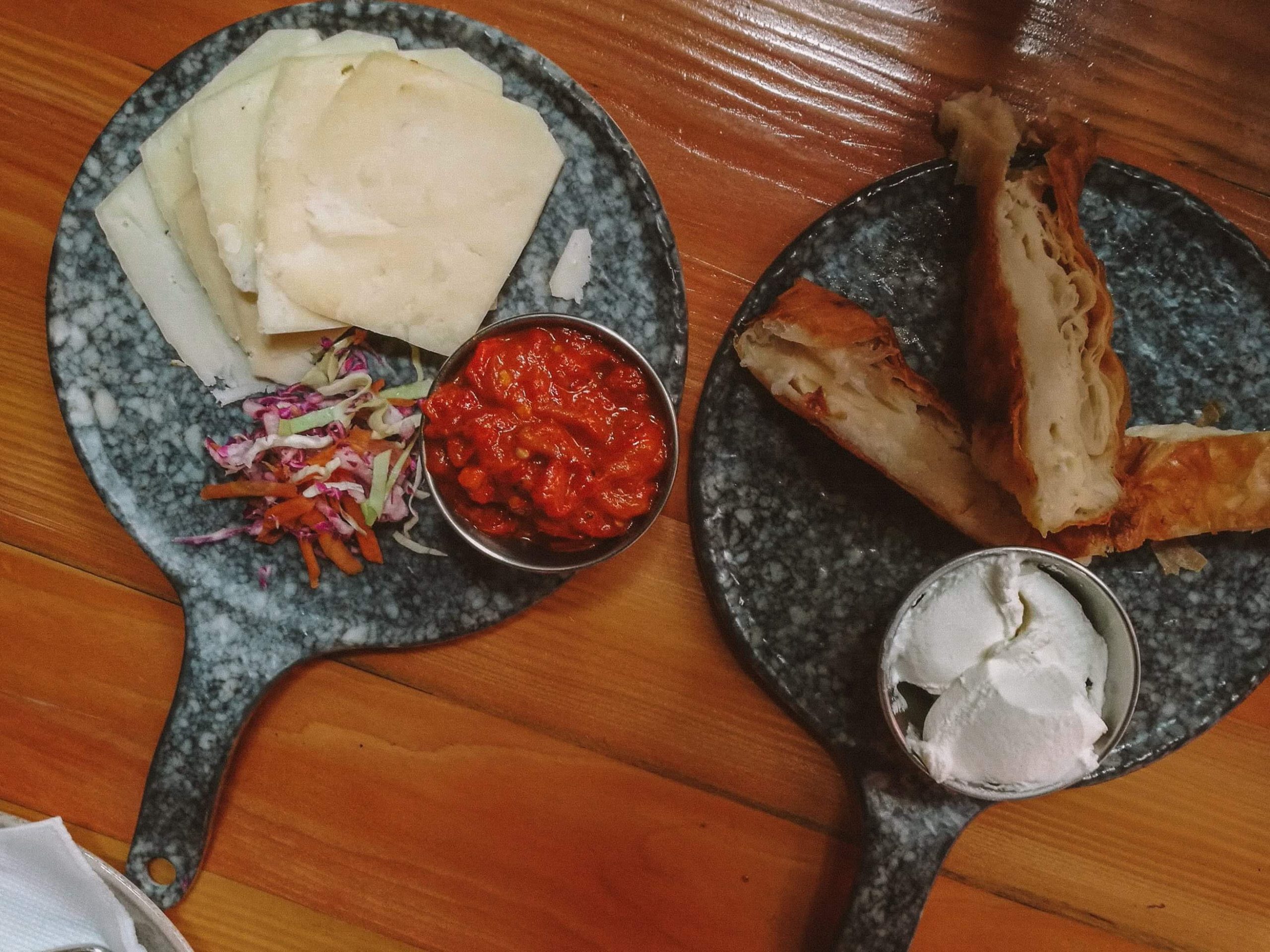 Beste Restaurants Belgrad: Mezze mit Käse und Pita